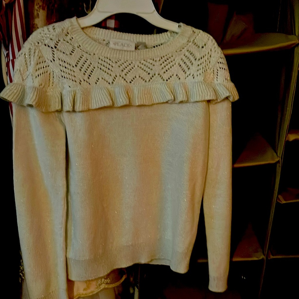 I’m selling this white sweater